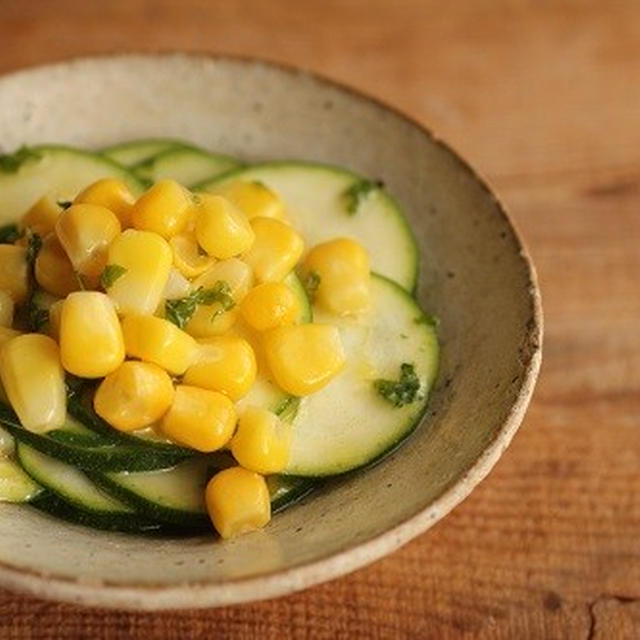 簡単・夏野菜レシピ♪ズッキーニとコーンのマリネサラダ
