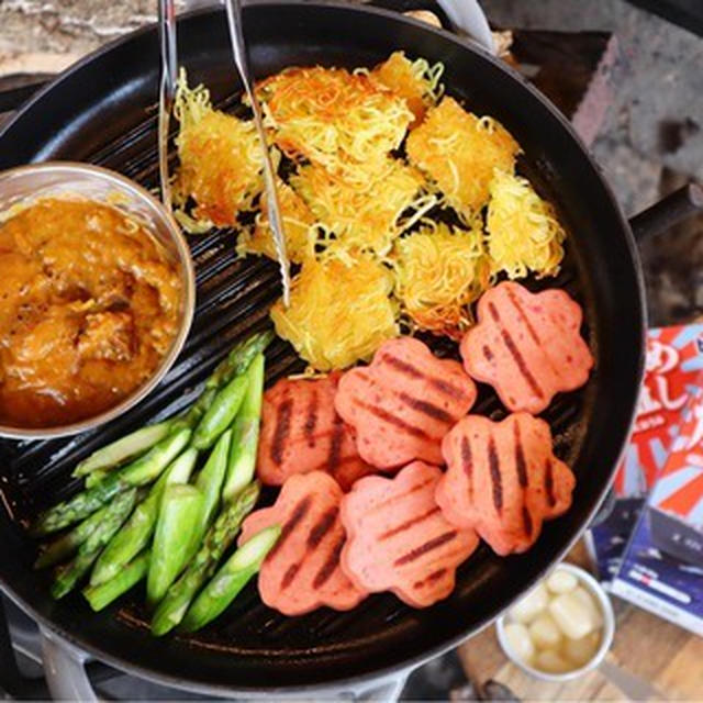 金曜日はカレー曜日！ひとくち焼きそばのつけカレー！