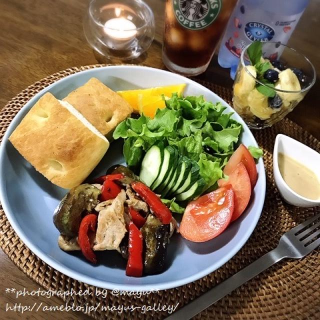 パプリカ入れて彩りも。豚肉と茄子の塩麹焼き。残り物はワンプレートに盛り付ければバランスもよし。