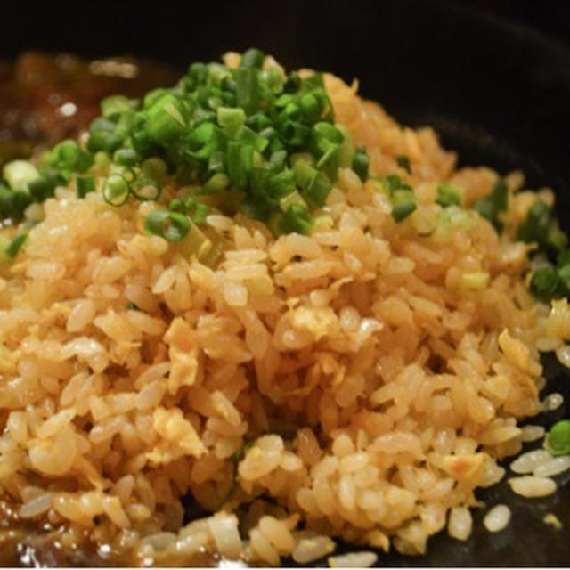 【神田】東京肉炒飯　パラッとした炒飯と肉のあんかけが絶妙　大・中・並　いずれのサイズも680円