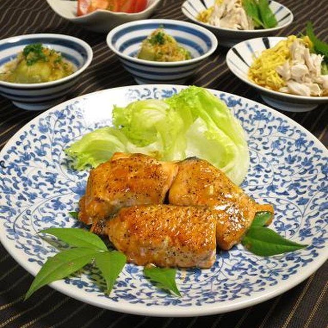 銀鮭のコチュマヨ焼きと千切りキュウリの冷やし中華風サラダ。