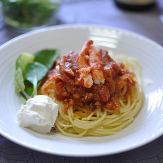 ずわい蟹のトマトソースパスタ、マスカルポーネ添え