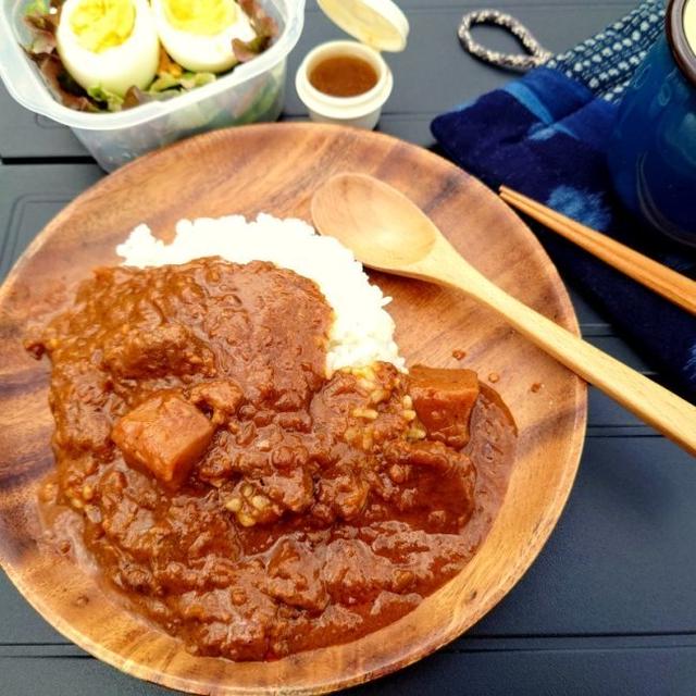 レトルトカレーで、公園でカレーライス