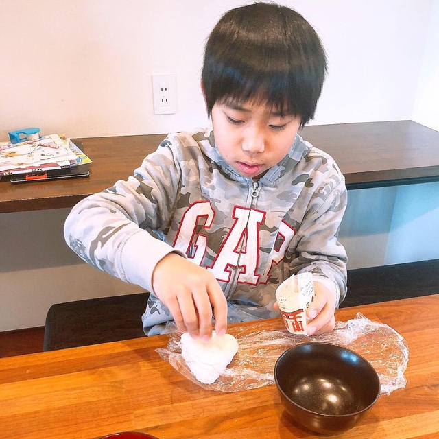 朝ごはんはおにぎりです！！