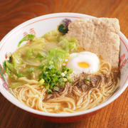 余ったレタスと冷凍鶏ひき肉でインスタントラーメンアレンジ、余りものでお昼のまかない