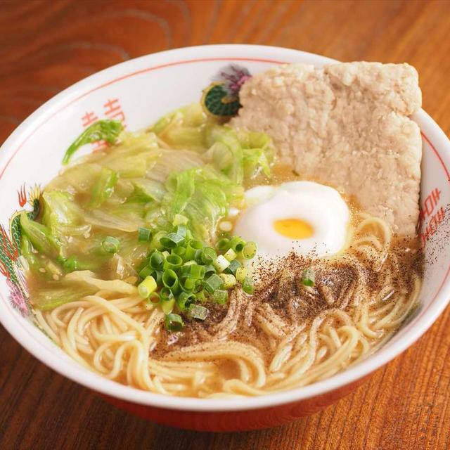 余ったレタスと冷凍鶏ひき肉でインスタントラーメンアレンジ、余りものでお昼のまかない