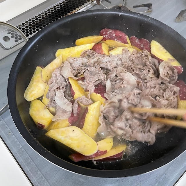 【塩だけで驚きの甘さに◎サツマイモと豚肉の蒸し焼き】と昨日の晩ごはん