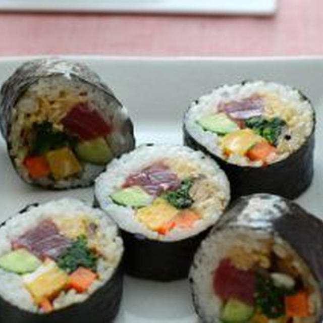 野菜たっぷり太巻き。（巻きすいらず）　と炊飯器。