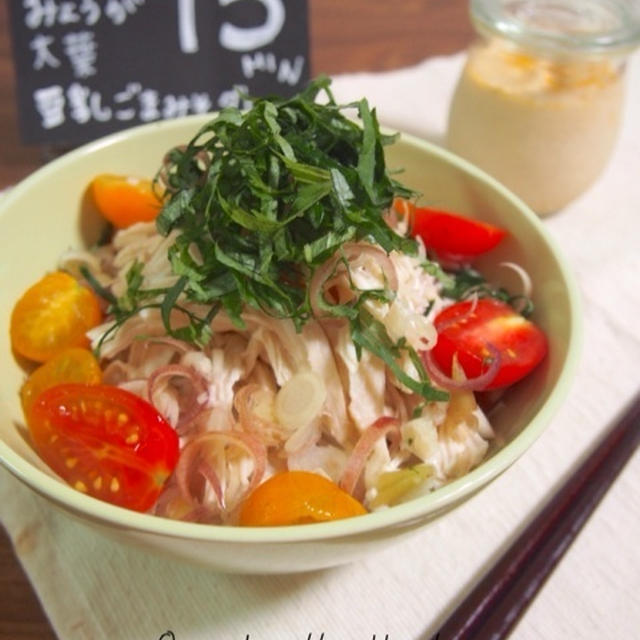 【ボリューム満点♡素麺アレンジ！豆乳胡麻みそダレでふわふわ鶏胸肉のぶっかけ素麺♡】