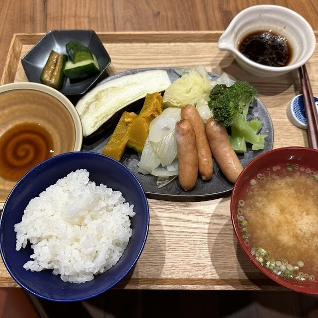 【献立】蒸し野菜とソーセージ、きゅうりのニンニク醤油漬け、豆腐のお味噌汁