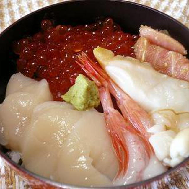 角上の新鮮お刺身で海鮮丼