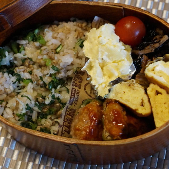 小松菜チリメンご飯と　ピーマンの肉詰め弁