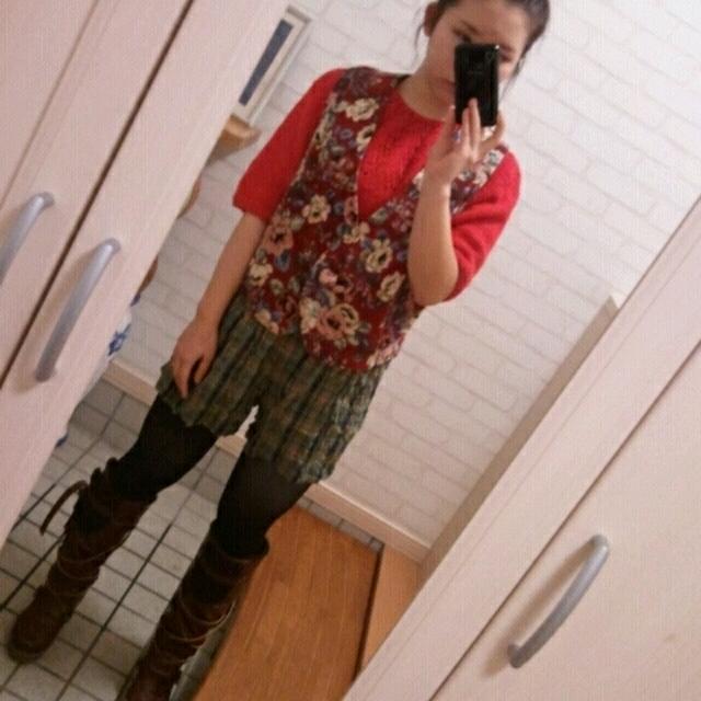 セーターは赤色。