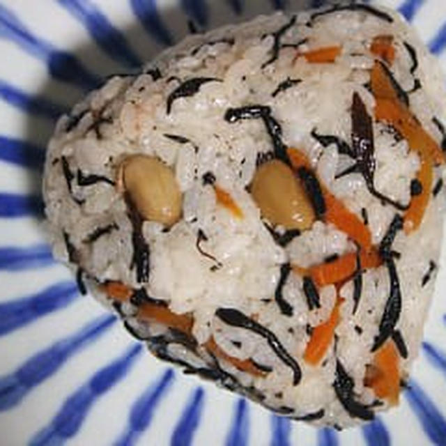 5月22日　　ひじきごはんの おにぎり