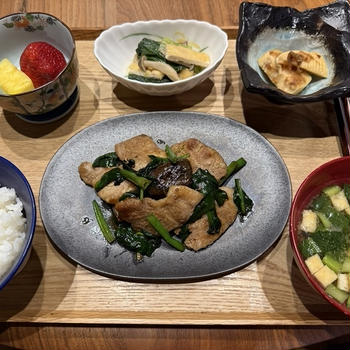 【献立】豚肉と茄子とほうれん草のニンニク醤油炒め、小松菜と油揚げとしめじの煮浸し、たけのこの煮物、小松菜と油揚げのお味噌汁、パイナップル、いちご