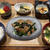 【献立】豚肉と茄子とほうれん草のニンニク醤油炒め、小松菜と油揚げとしめじの煮浸し、たけのこの煮物、小松菜と油揚げのお味噌汁、パイナップル、いちご