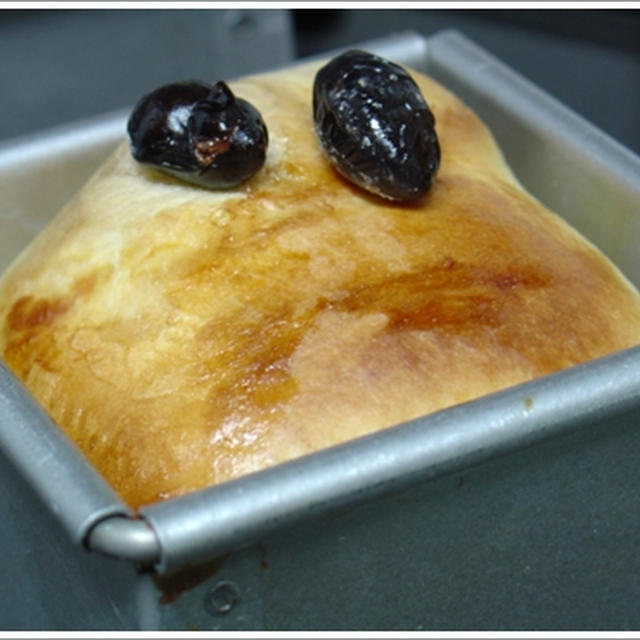 黒豆パン。クリームチーズ入りでしっとり〜?