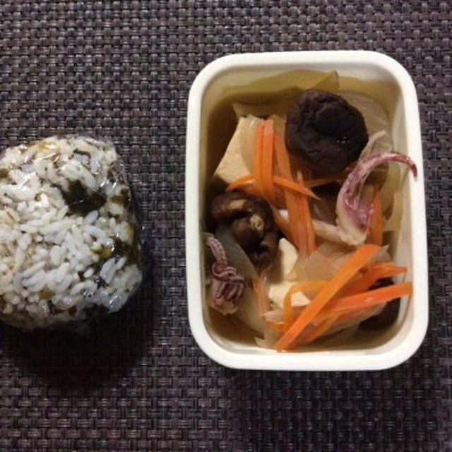 わかめご飯と豆腐とイカの煮物のお弁当。天神クリスマスマーケット。