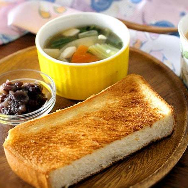 厚切りトーストとスープの軽めの朝ごはん