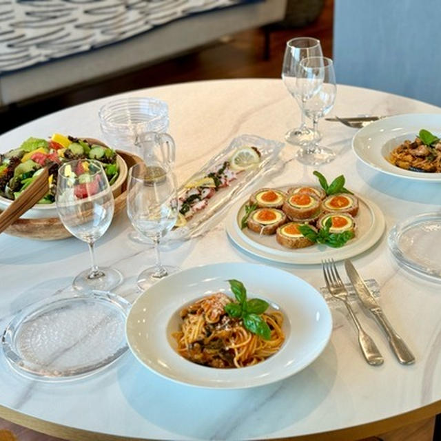 茄子のトマトソースパスタと、ズッキーニの肉巻きとかの夜ごはん