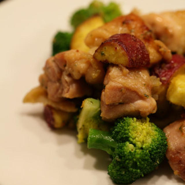 鶏もも肉と野菜のハーブ炒め