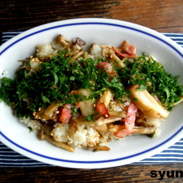 【簡単！！ごはん】きのことベーコンのガーリック混ぜご飯＊大葉乗せ