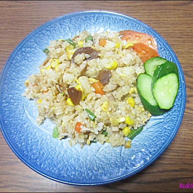 お昼ご飯はミックスベジタブルで増量した残りご飯のガッツリチャーハン