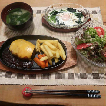 チーズハンバーグと自家製野菜の晩ご飯と　レッチワースの薔薇♪