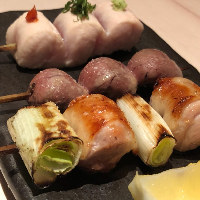 独創的な味付けで楽しむお洒落な焼鳥と鶏料理のお店