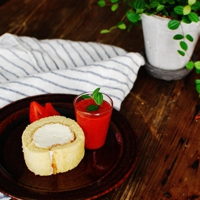 イチゴソースで食べるチーズロールケーキ