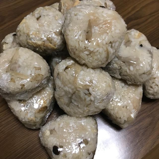 お出汁の風味がしっかり！ごぼうとしめじの炊き込みご飯