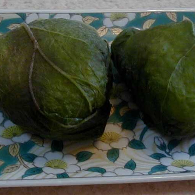 蕗の葉のお握りとパン