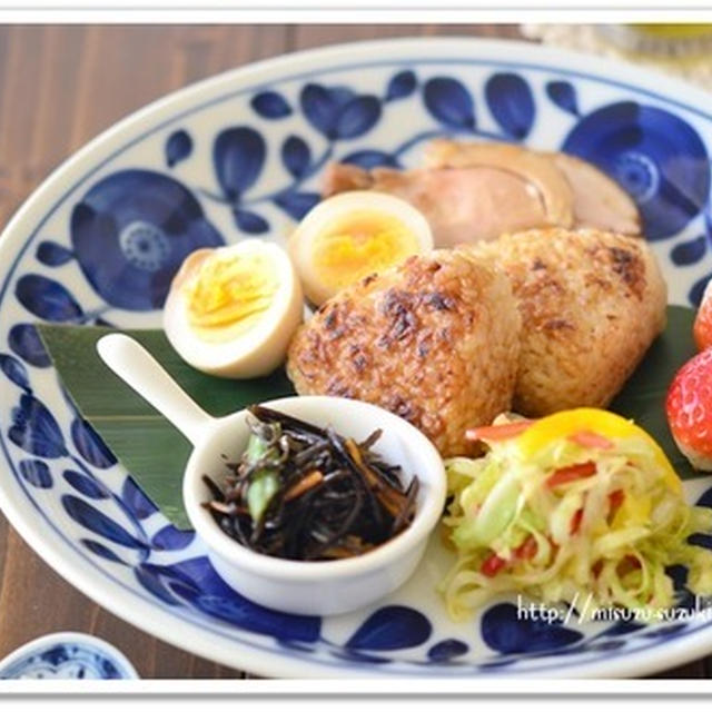 冷凍焼きおにぎりのワンプレートで朝ごはん