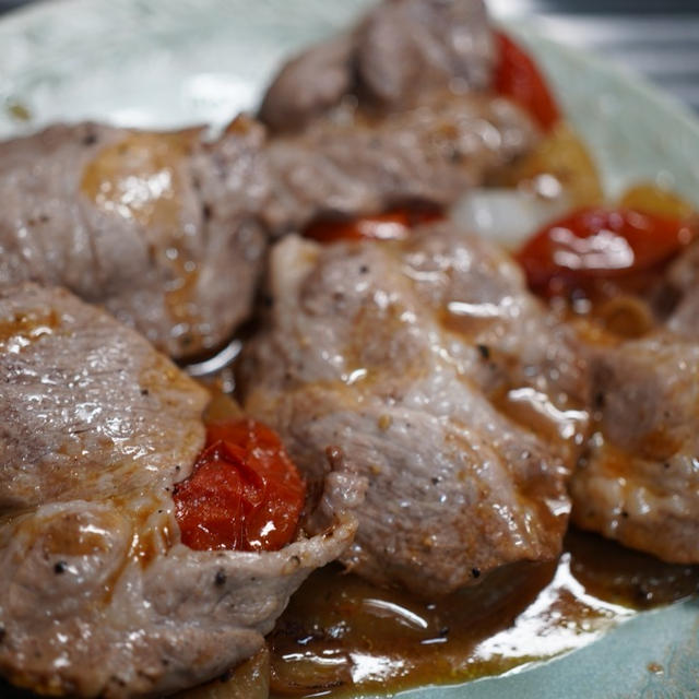 ミニトマトと玉ねぎの豚肉挟み蒸し