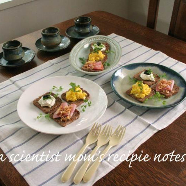 ライ麦パンのカナッペ3種で朝ごはん