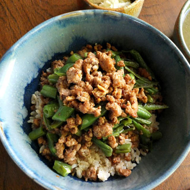 豚の中華風そぼろ丼/ ちびの墓守