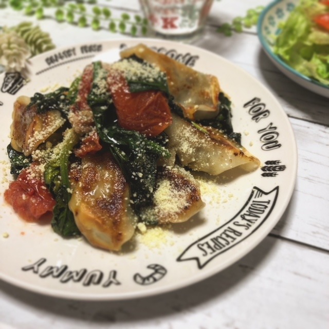 今日は市販の餃子で☆トマトとほうれん草の蒸し焼き