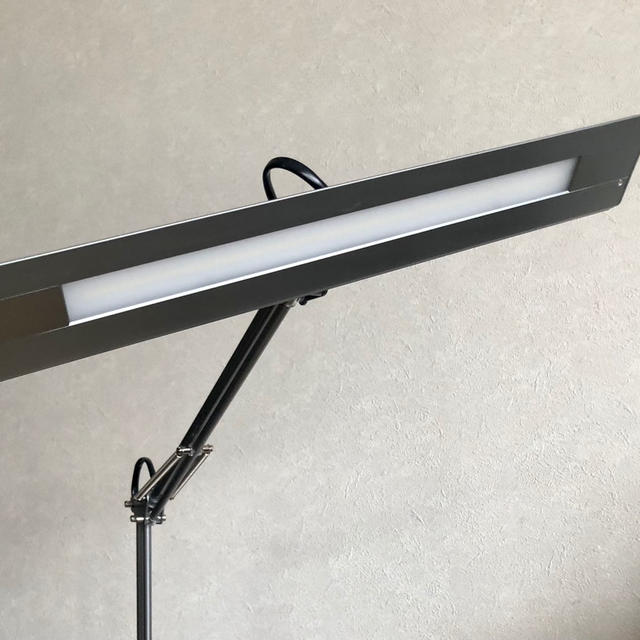 作業しやすいLEDデスクライト　山田照明　Z-LIGHT Z-10R　デスクベースZ-B16SL