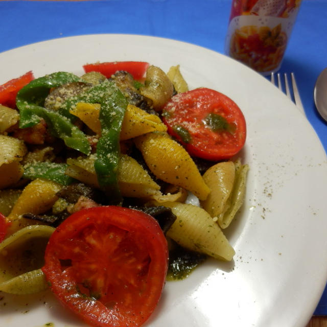 夏野菜と貝殻の形をしたパスタ　バジルソースでイタリアン