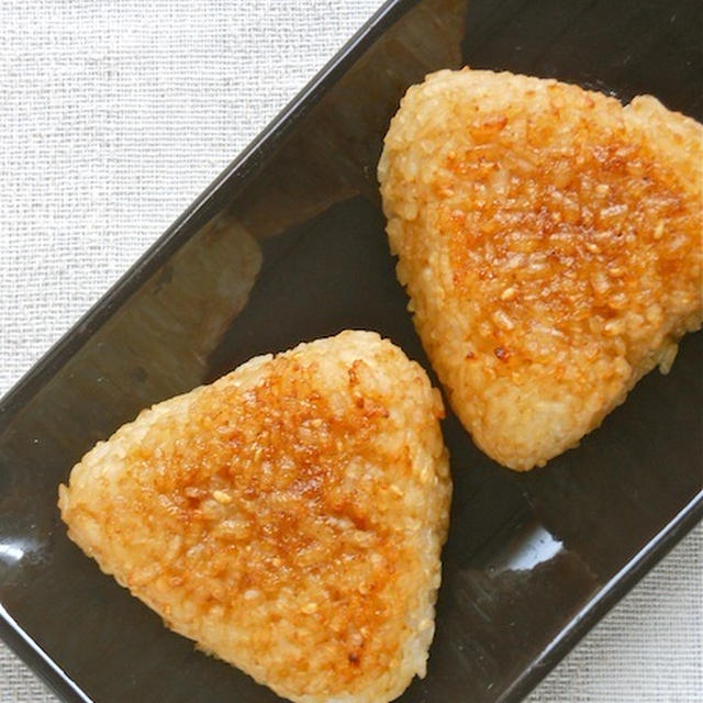 禁断のやみつきメシ〜焦がしにんにくの焼きおにぎりと簡単おつまみにチョイ足しで旨さアップ！