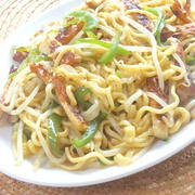 あるものでボリュームたっぷり〜！こんがりちくわにピーマンもやしのオイスター焼きそば。