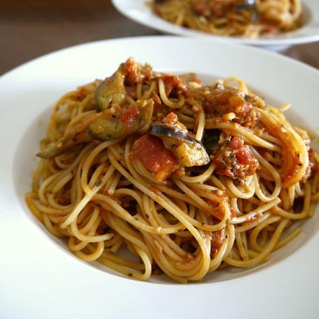 茄子のツナとバジルのトマトソースパスタ♪