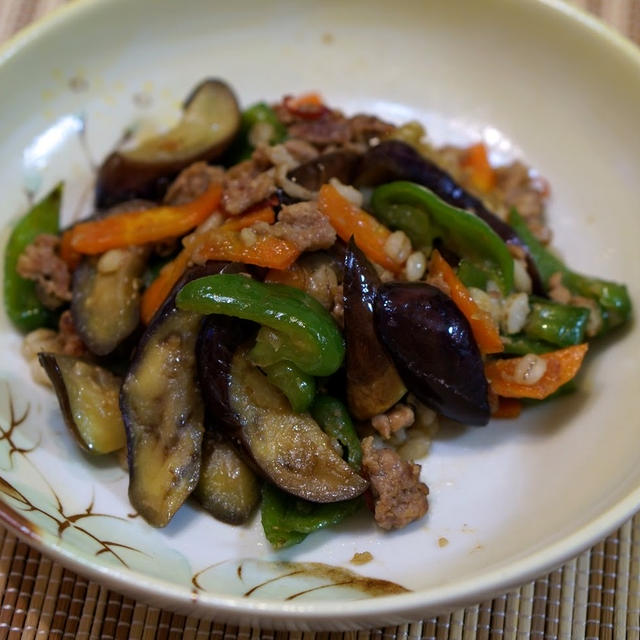 茄子とピーマン豚肉の味噌炒めとカルシウムたっぷり冷奴