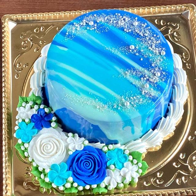 青系グラサージュに青系のお花を飾るバースデーケーキ