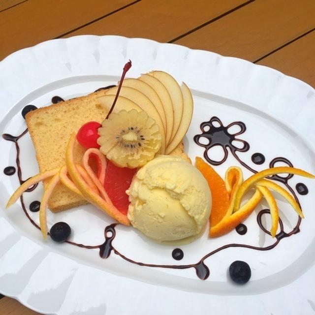 café＊デザート作り 旗つけてみました（笑）