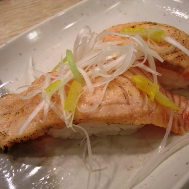サーモンの炙り寿司　柚子風味