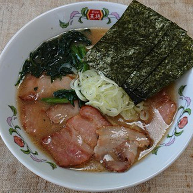 なべやき屋キンレイ「お水がいらない 横浜家系ラーメン」でチャーシュー麺