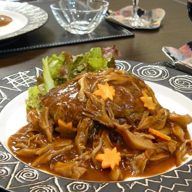 蓮根入り秋バーグと白いパン。