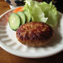 日本ハム の「シェフの厨房®鉄板焼ハンバーグ」を食べてみたら美味しい！肉の旨味が◎で、ソースなしでもGOOD！