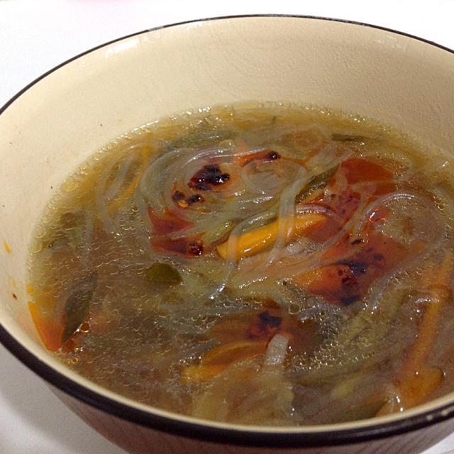 サンラータン風スープ　（中華サラダからのリメイク）